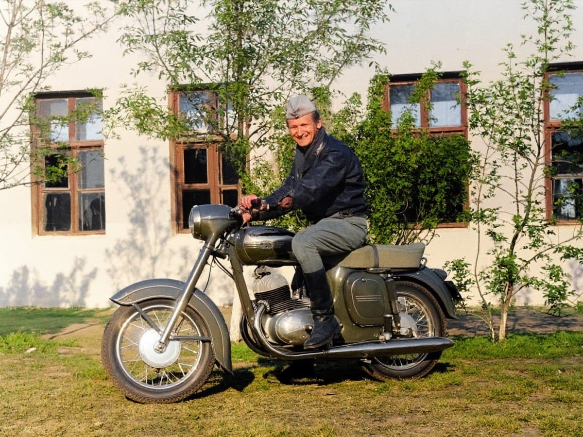 Děda u motorky Jawa – oživená fotka
